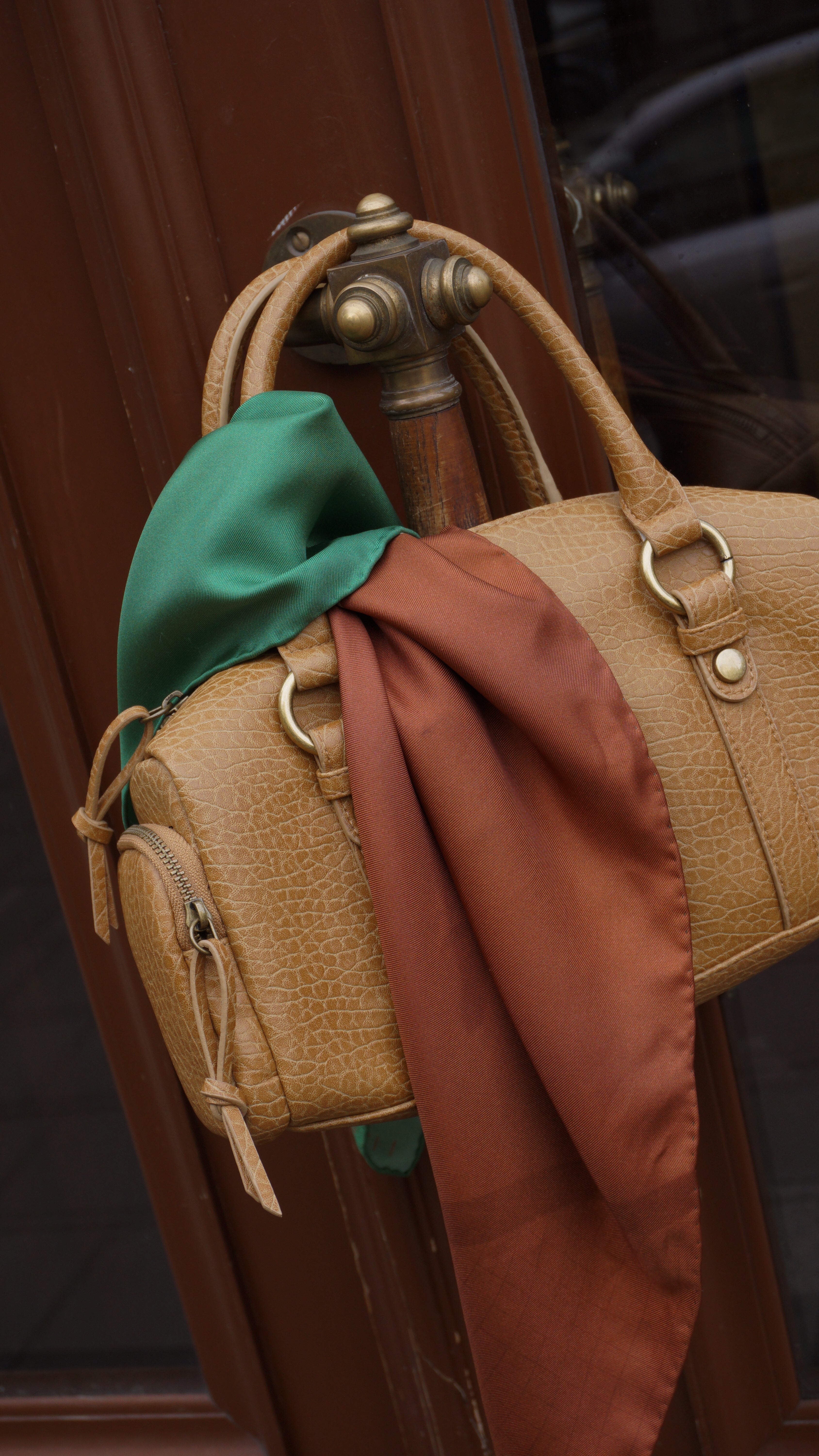 Šilko skarelė HIT ant rankines - sportiško stiliaus akcentas