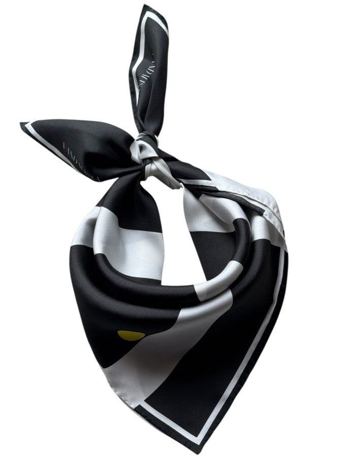 Šilko skarelė Movement - juoda ir balta spalvų paletė su geltonais akcentais