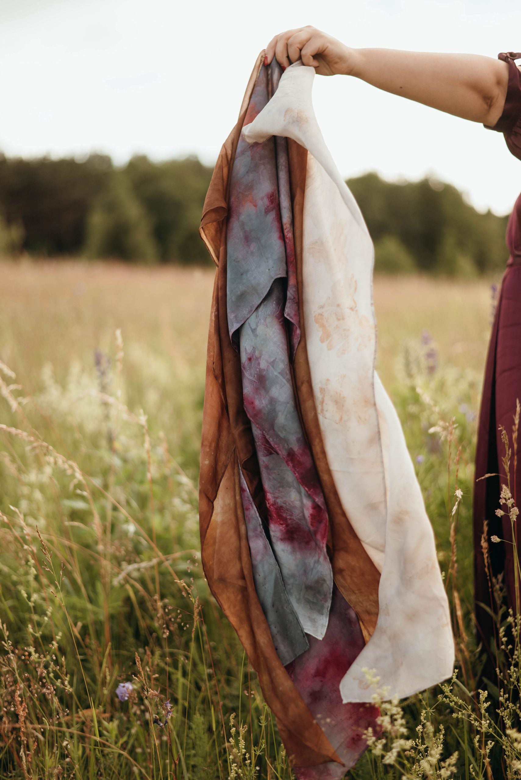 Vandalista TERRA – eco-print šilko skarelė su vietiniais augalais